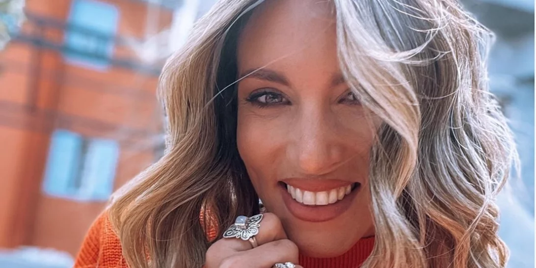 Αθηνά Οικονομάκου | Ερωτευτήκαμε τη lime φούστα και τα καλλίγραμμα πόδια της