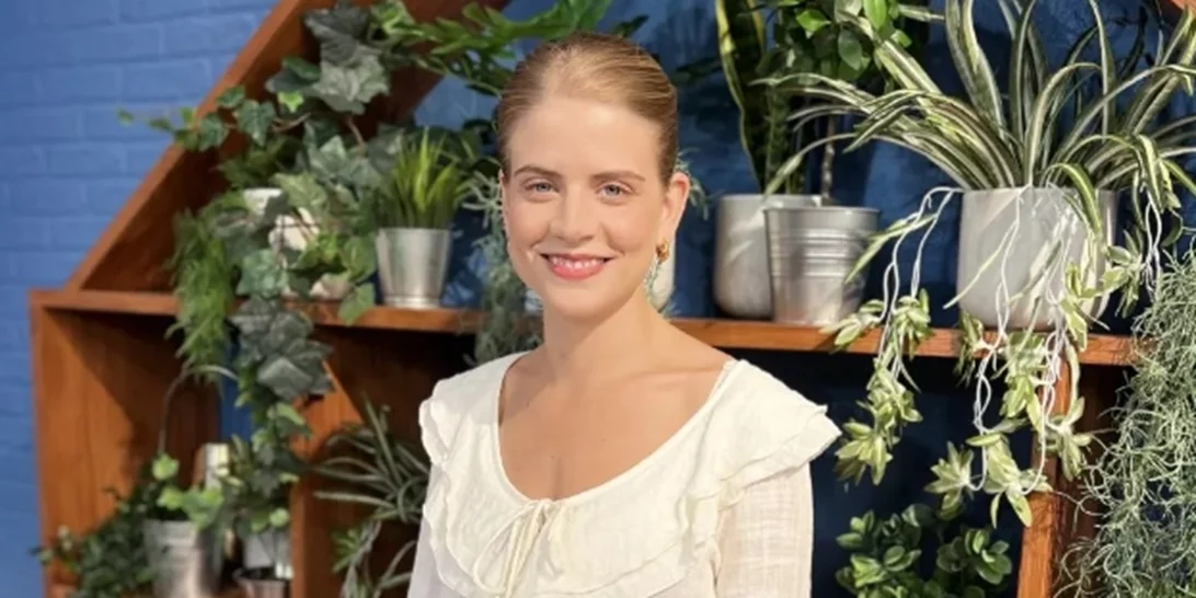 Δανάη Μιχαλάκη | Στόλισε το Χριστουγεννιάτικο δέντρο του σπιτιού της στο έξτρα cozy και ατμοσφαιρικό σαλόνι της