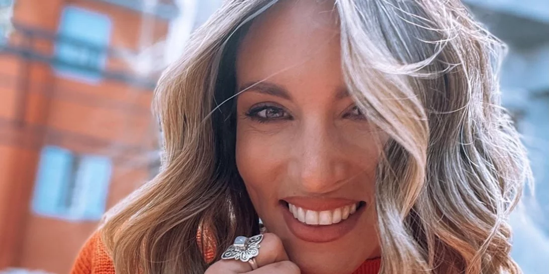 Αθήνα Οικονομάκου | Αγκαλιά με την κόρη και την κούκλα μαμά της