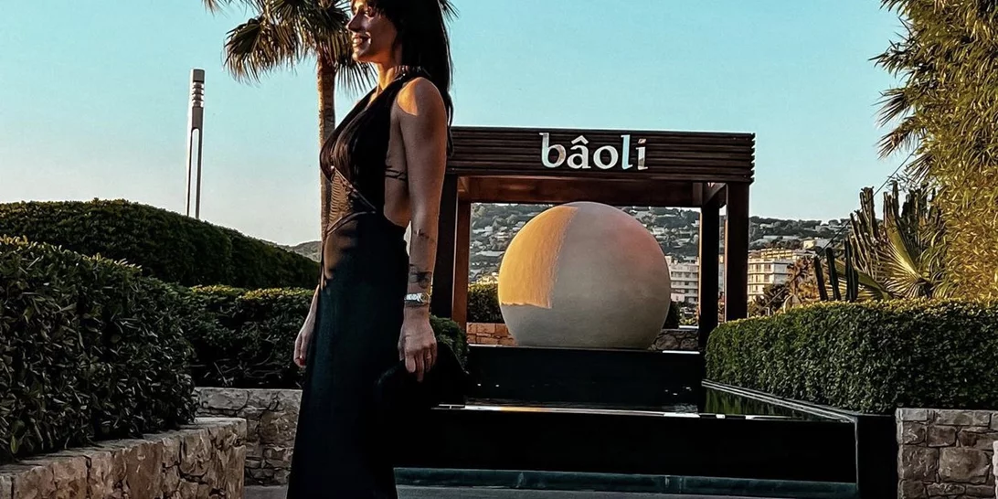 Η Ραφαέλα Ψαρρού ποζάρει με μαγιό στις Κάννες και αναστατώνει το Instagram