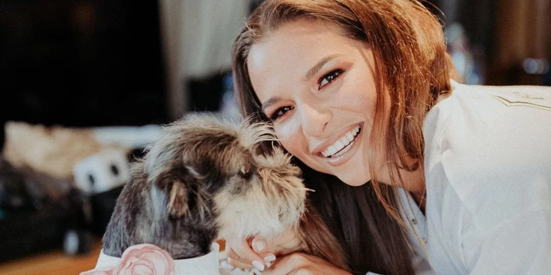 Όταν η Εριέττα Κούρκουλου Λάτση παντρεύτηκε στη Μύκονο με το πιο νεραϊδένιο  νυφικό που έχουμε δει ποτέ