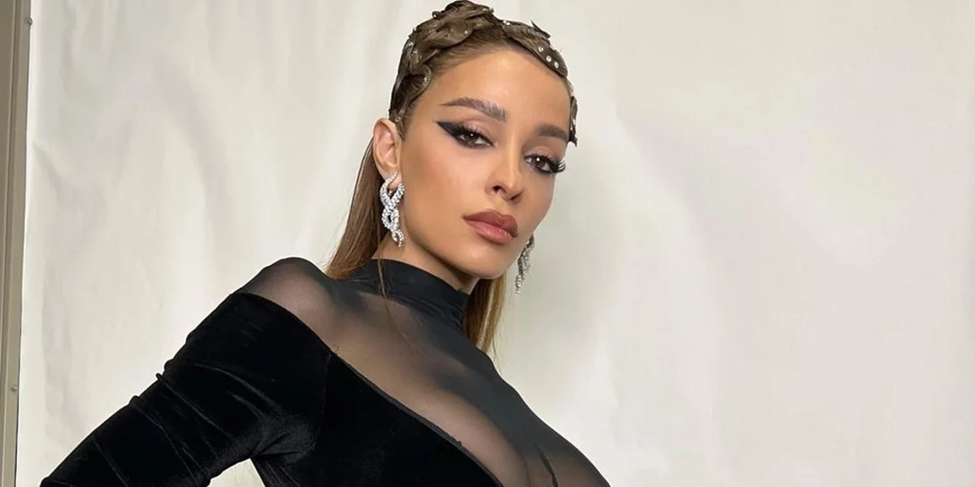 Ελένη Φουρέιρα | Ποζάρει με το απόλυτο ροζ πανωφόρι στον 7ο μήνα της εγκυμοσύνης της