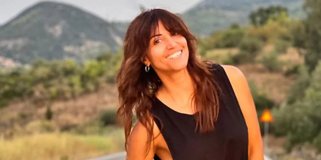 Σοφία Παυλίδου | Ποζάρει με το κίτρινο μαγιό της, στην καταπράσινη βεράντα της