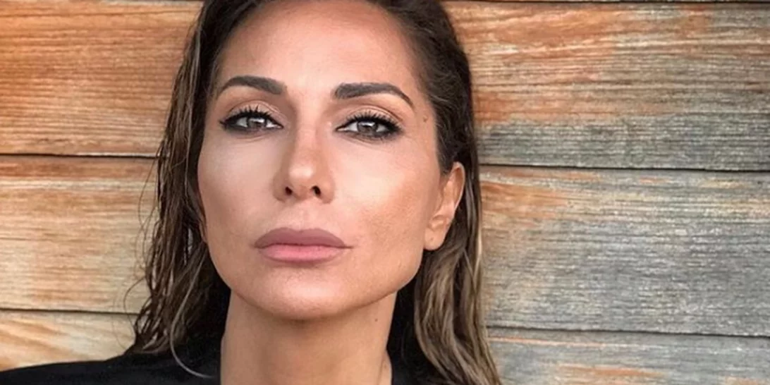 Η Δέσποινα Βανδή ποζάρει με ολόσωμο κόκκινο μαγιό και είναι πιο σέξι από ποτέ