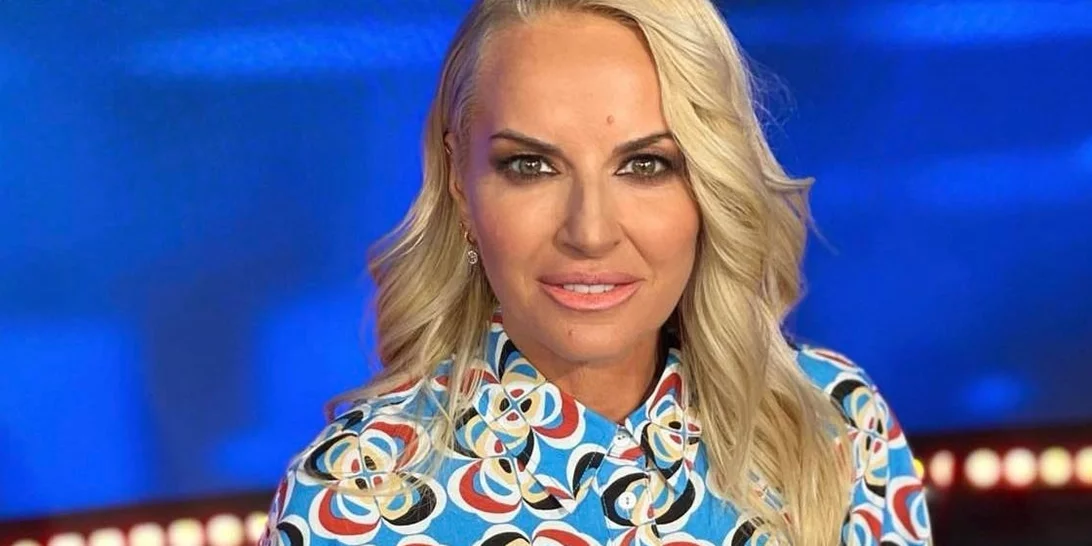 Η Μαρία Μπεκατώρου εύχεται "καλή χρονιά" φορώντας μόνο το μπικίνι της