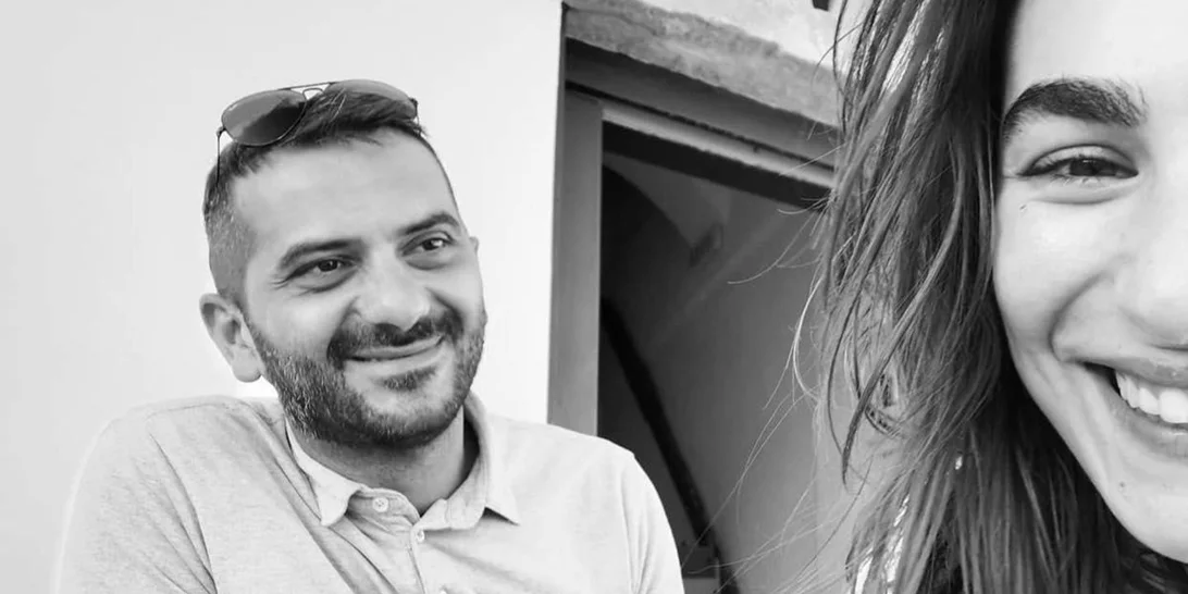 Ο Λεωνίδας Κουτσόπουλος φωτογραφίζει τη σύντροφό του, Χρύσα Μιχαλοπούλου, στην πιο γλυκιά φωτογραφία που θα δεις σήμερα