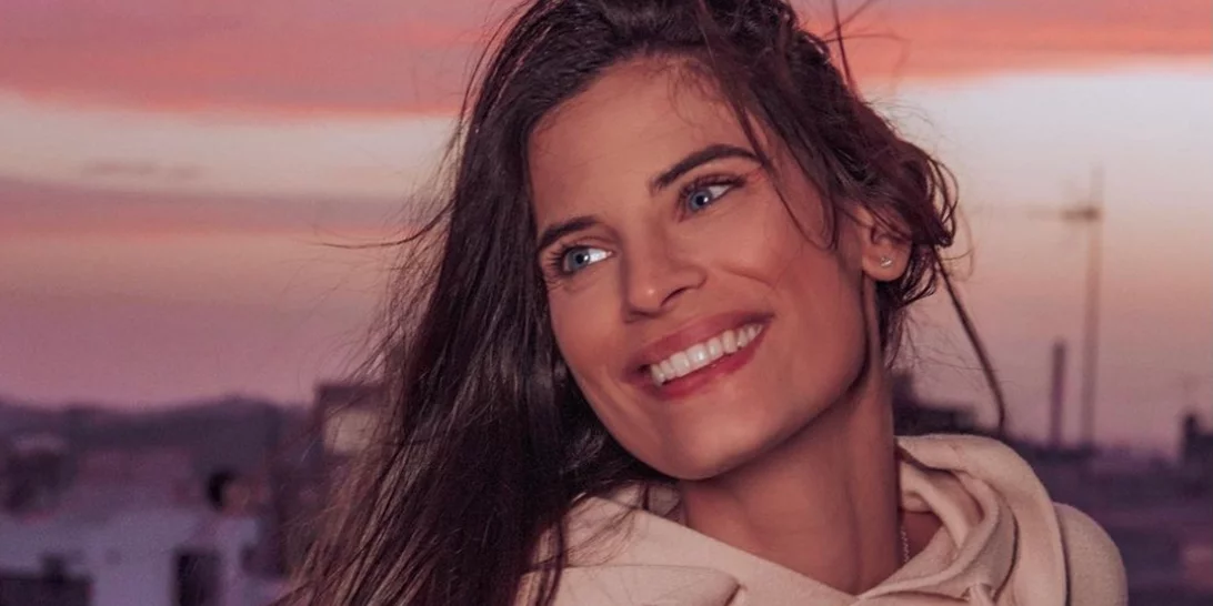 Mom on duty | Δείτε τη Χριστίνα Μπόμπα να κρατάει στην αγκαλιά της τις δίδυμες κόρες της και να τους διαβάζει παραμύθι