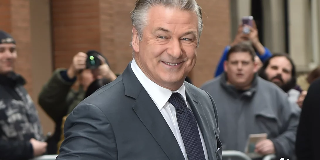 Alec Baldwin | Αποσύρθηκαν οι κατηγορίες για τους πυροβολισμούς στο πλατό της ταινίας "Rust"