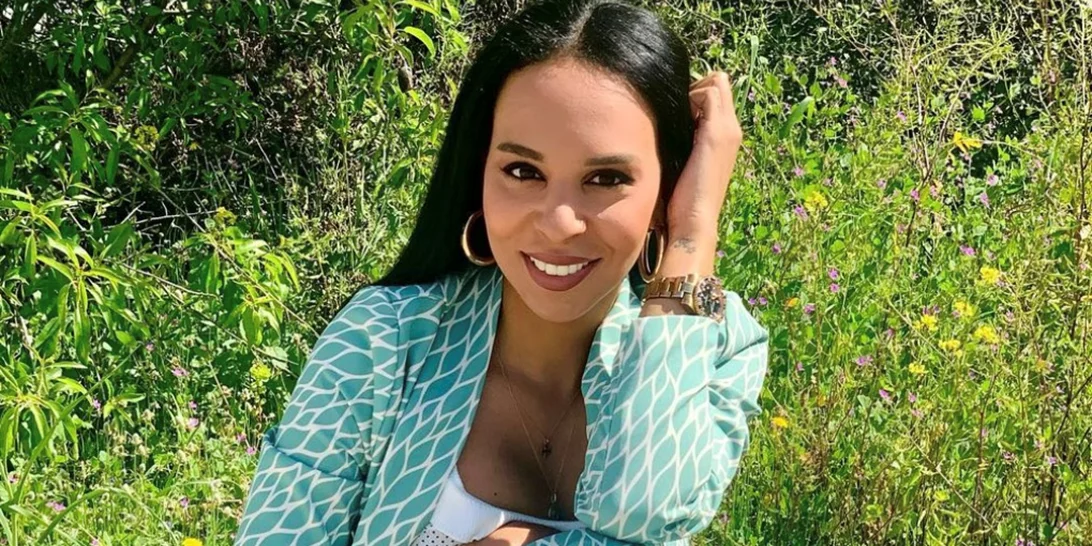 Μία πολυκατοικία γεμάτη διασημότητες | Το "ζεστό" και καλλιτεχνικό διαμέρισμα της Θεοδώρας Ρασέλ στο Κολωνάκι