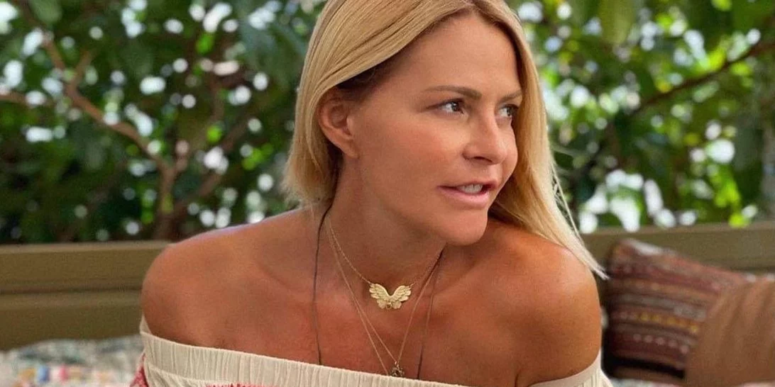 Ο μικρός κηπουρός | Η Τζένη Μπαλατσινού απαθανατίζει τον κατάξανθο γιο της να παίζει στα χώματα