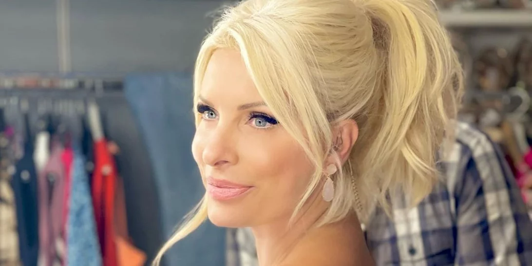 Η Ελένη Μενεγάκη λατρεύει το Barbiecore trend | Φόρεσε τη ροζ σκιά που κολακεύει όλα τα χρώματα ματιών