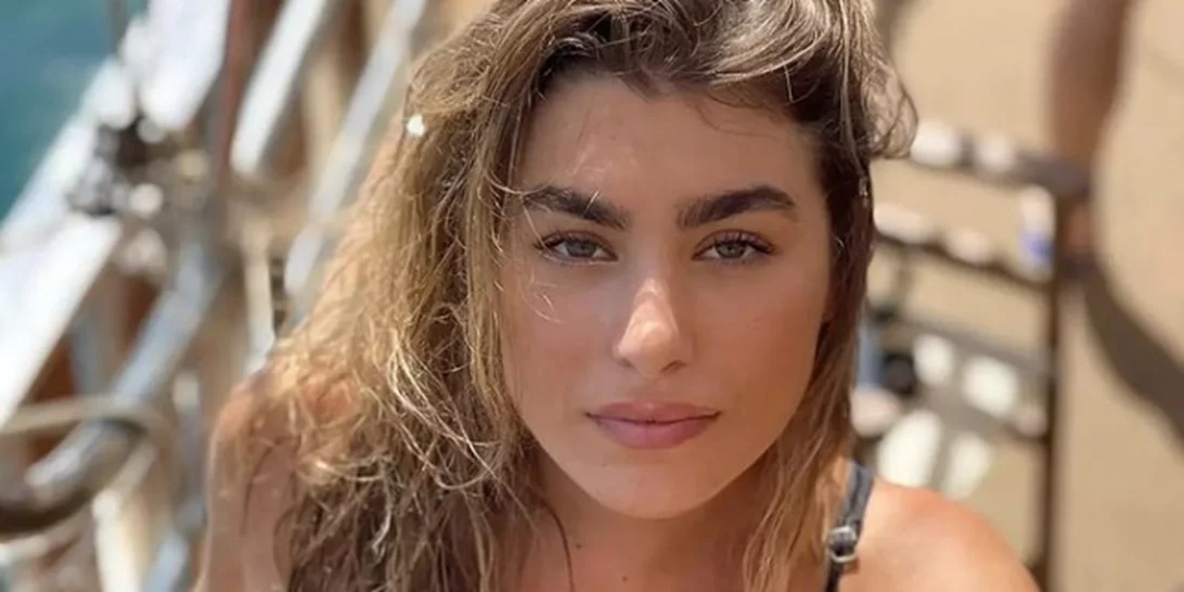 Χρύσα Μιχαλοπούλου | Η εγκυμονούσα απολαμβάνει την ηλιοθεραπεία της