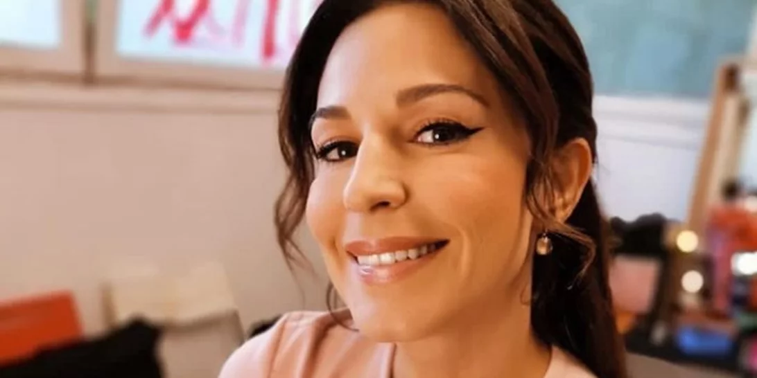 Με μία φωτογραφία η Κατερίνα Παπουτσάκη δείχνει γιατί πρέπει να έχουμε ένα μαύρο μαγιό - το κόψιμο που κολακεύει κάθε σώμα