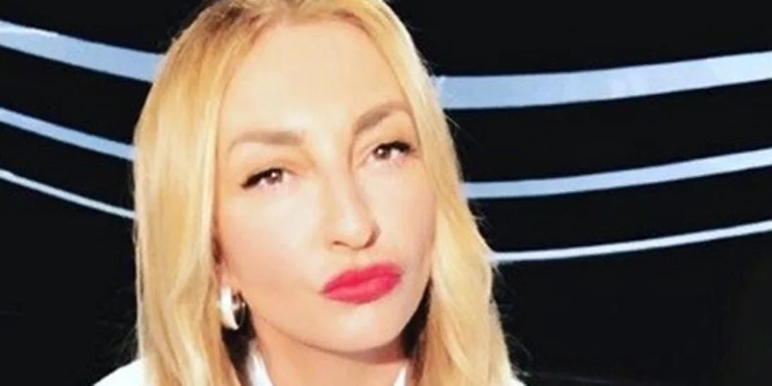 Ρούλα Ρέβη | "Ωραία τα μαλλιά σου καστανά και εγώ θα σας πω πως μερικά πράγματα έγιναν, γίνονται ή θα γίνουν στην ώρα τους"