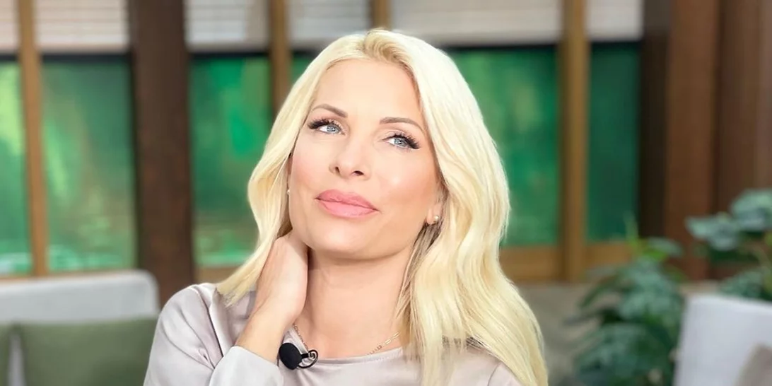 Η απόλυτη καλλονή | Η καστανή Ελένη Μενεγάκη ποζάρει στα 90s και είναι ίδια με την κόρη της Βαλέρια