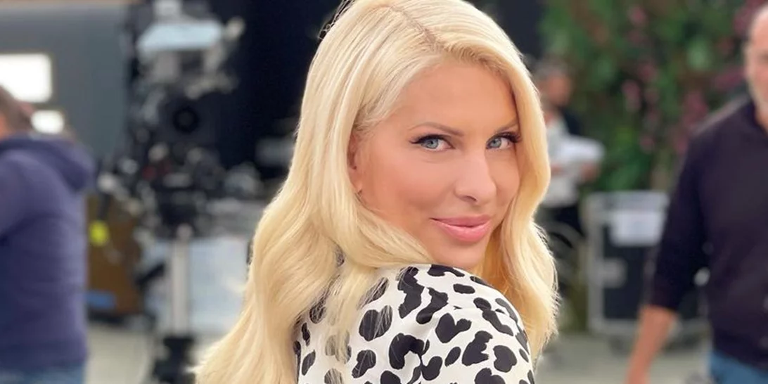 Η Ελένη Μενεγάκη με το πουκάμισο που δεν πρέπει να λείπει από τη φθινοπωρινή γκαρνταρόμπα σου