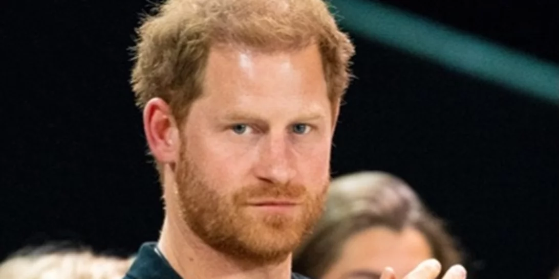 Ο πρίγκιπας Harry αναβάλλει την έκδοση του βιβλίου του και η βασιλική οικογένεια βγάζει στεναγμό ανακούφισης