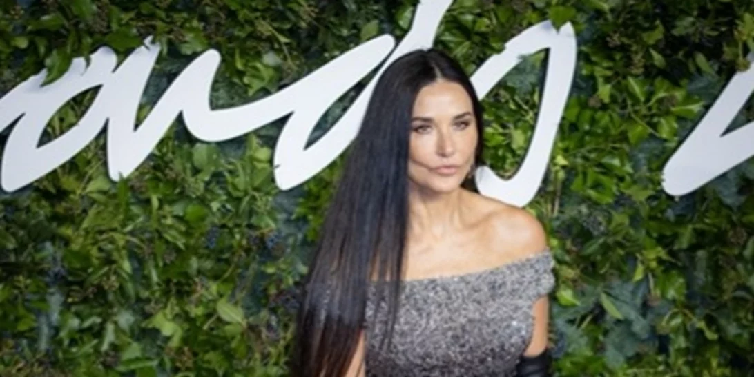 "Βρήκα τον παράδεισο" | H Demi Moore ποζάρει στα 59 της με μικροσκοπικό μαύρο μπικίνι
