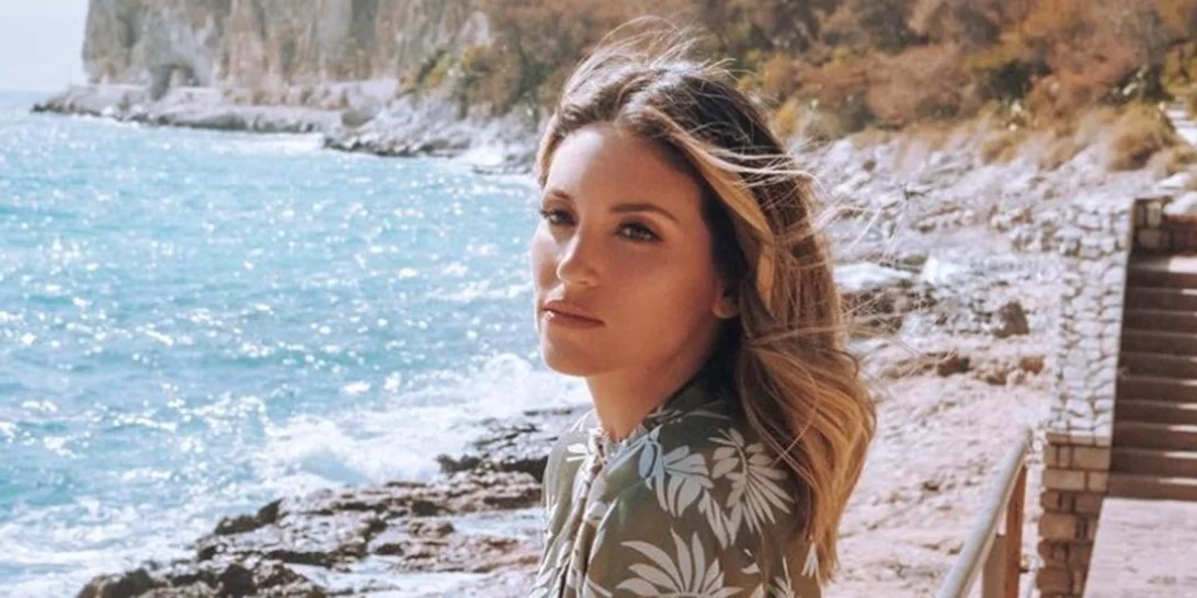 The body | H Αθηνά Οικονομάκου φωτογραφίζεται με το πιο κομψό ολόσωμο μαγιό