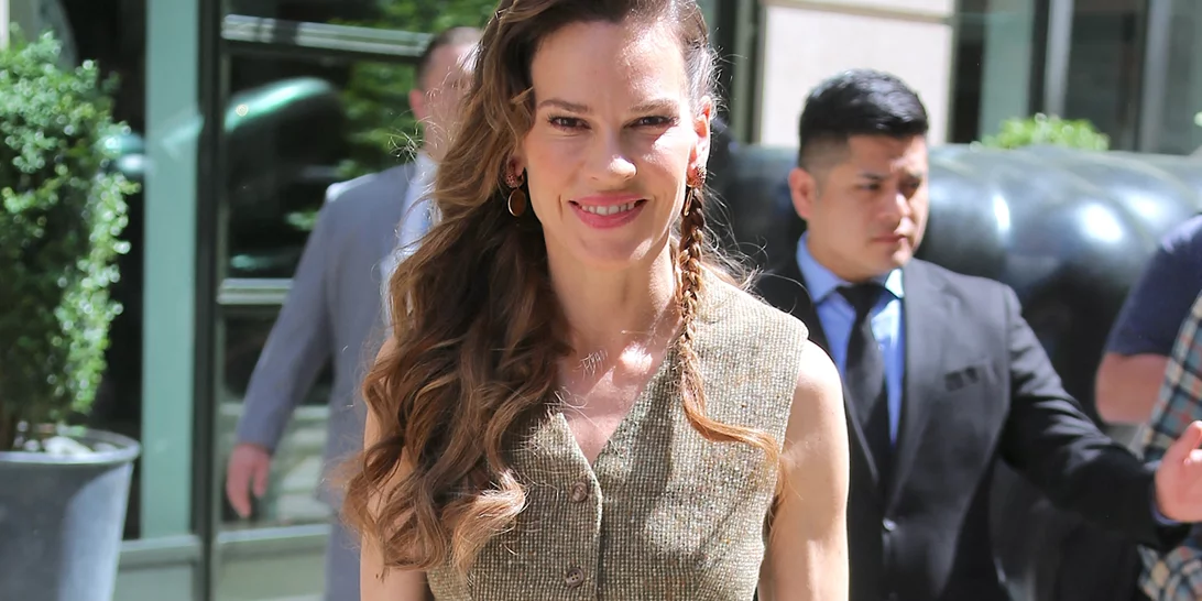 Hilary Swank | Σε προχωρημένη εγκυμοσύνη ποζάρει στην κουζίνα του σπιτιού της