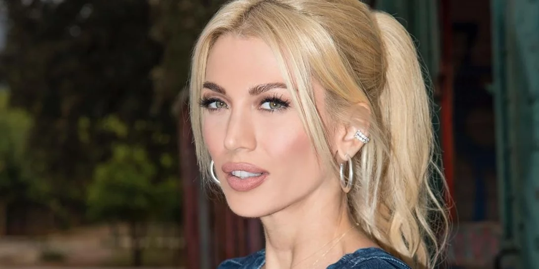 Κωνσταντίνα Σπυροπούλου | Με στενό μαύρο φόρεμα σε νυχτερινή έξοδο, πέντε μήνες μετά τη γέννηση του γιου της