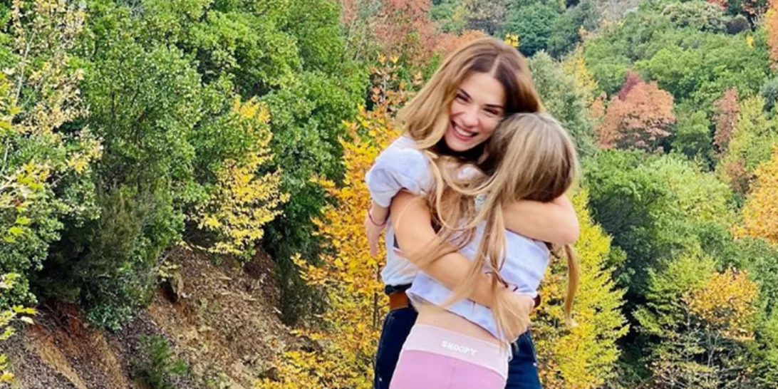 Βάσω Λασκαράκη | Φωτογραφίζει την 8χρονη κόρη της, Έυα Τσιμιτσέλη - Η εκπληκτική ομοιότητά τους