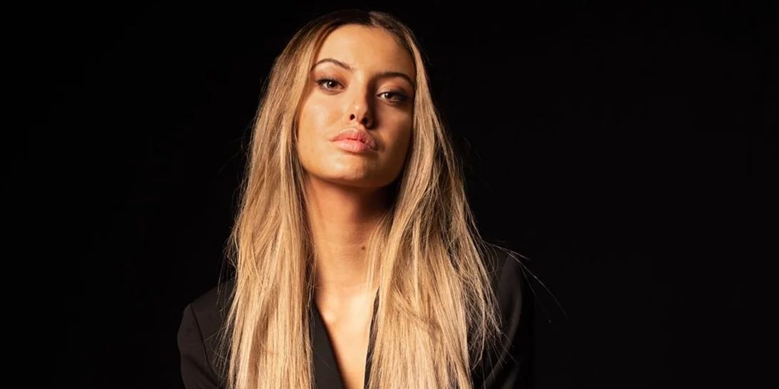 Η Δανάη Λιβιεράτου τραγουδάει acapella και ο μπαμπάς της την αποθεώνει