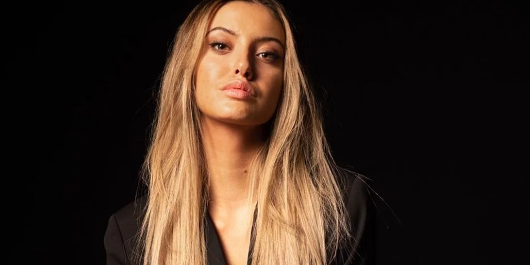 Δανάη Λιβιεράτου | Το παθιασμένο φιλί στον σύντροφό της, Pablo Miller, που "έλιωσε" το Instagram