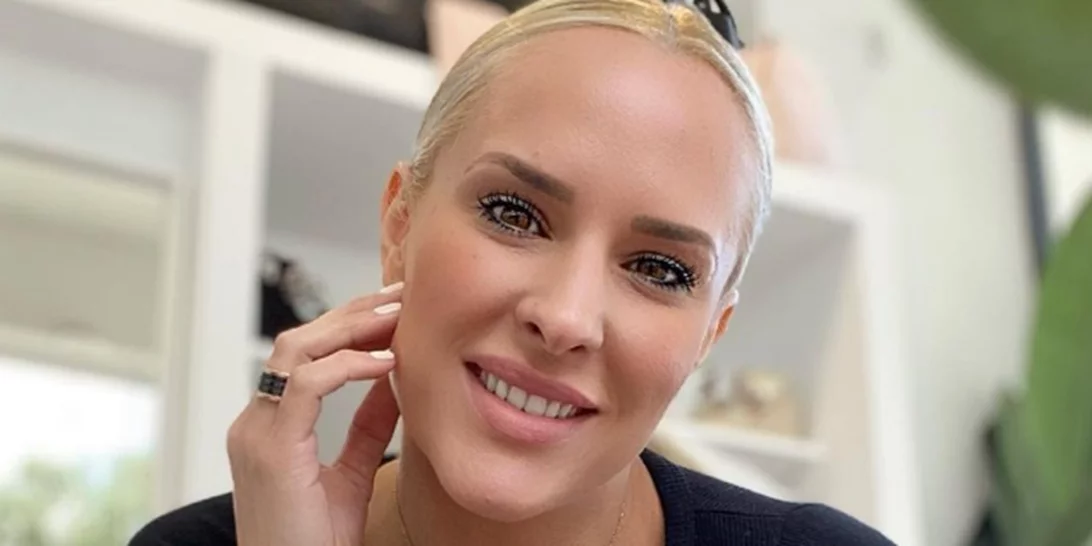 Έλενα Ασημακοπούλου | Η πανέμορφη κόρη της κάνει aerial yoga στο σαλόνι του σπιτιού τους