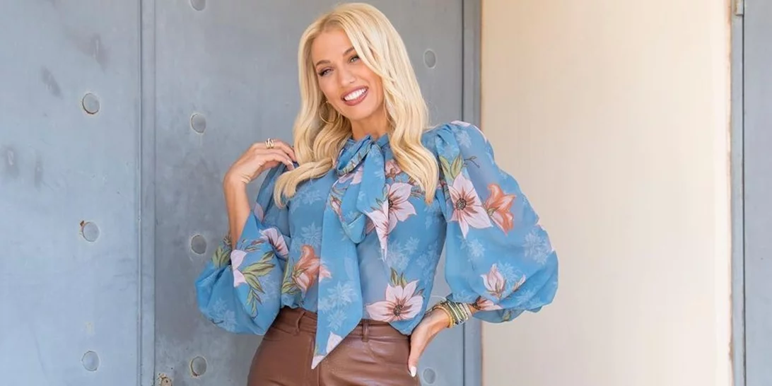 Η Κωνσταντίνα Σπυροπούλου πιο σέξι από ποτέ | Οι paparazzi φωτογραφίες με εφαρμοστό φόρεμα στον 6ο μήνα της εγκυμοσύνης της