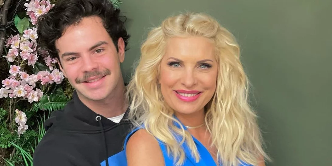 Ο Άγγελος Λάτσιος εύχεται "χρόνια πολλά" στη μητέρα του με μία σπάνια και άκρως τρυφερή φωτογραφία από τα παιδικά του χρόνια