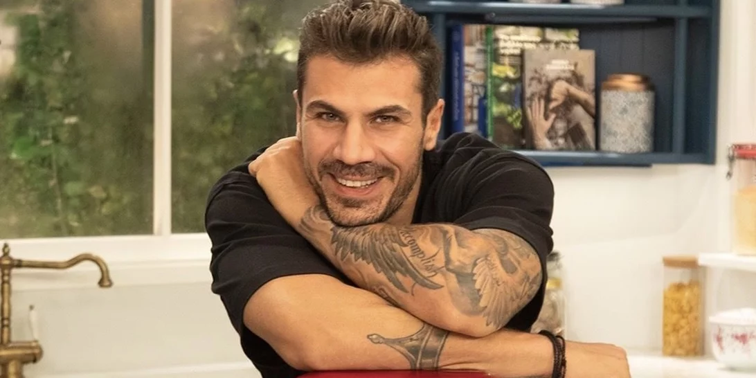 Ο Άκης Πετρετζίκης έγινε 39 | Η γλυκιά φωτογραφία του αγκαλιά με το γιο και την κόρη του