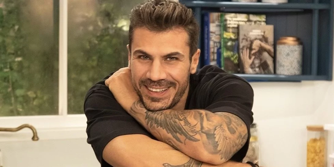 O Άκης Πετρετζίκης μόλις δημοσίευσε την πρώτη οικογενειακή φωτογραφία μετά τη γέννηση της κόρης του - Ο μικρός Αχιλλέας ντύθηκε τσολιάς και ξετρέλανε το Instagram