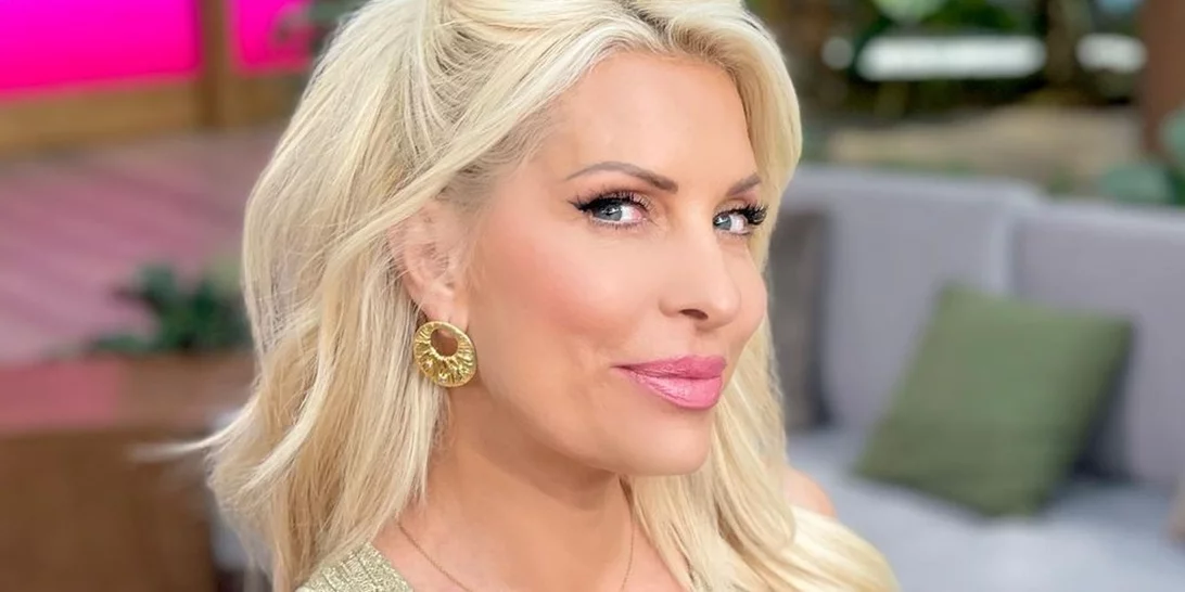 Ελένη Μενεγάκη | Ποζάρει με ροζ, βελούδινη φόρμα σε ένα πανέμορφο τοπίο της Άνδρου