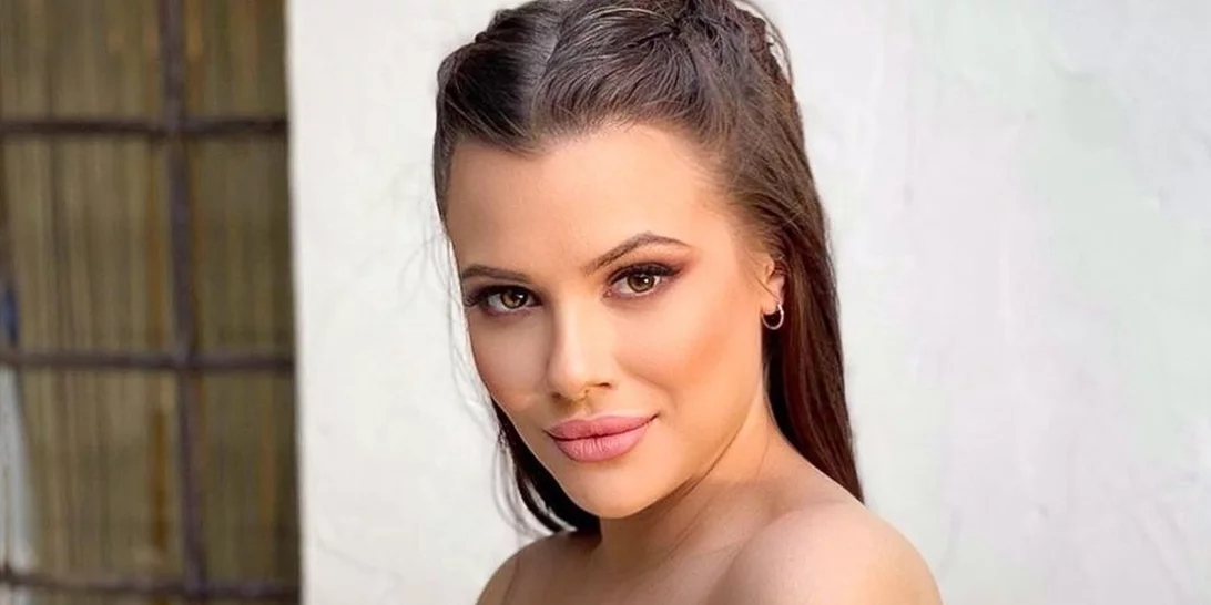 Η Λάουρα Νάργες ποζάρει σε προχωρημένη εγκυμοσύνη και "ρίχνει" το Instagram