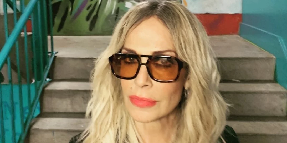 Η Άννα Βίσση με ολόσωμο μωβ μαγιό, πιο σέξι και γυμνασμένη από ποτέ