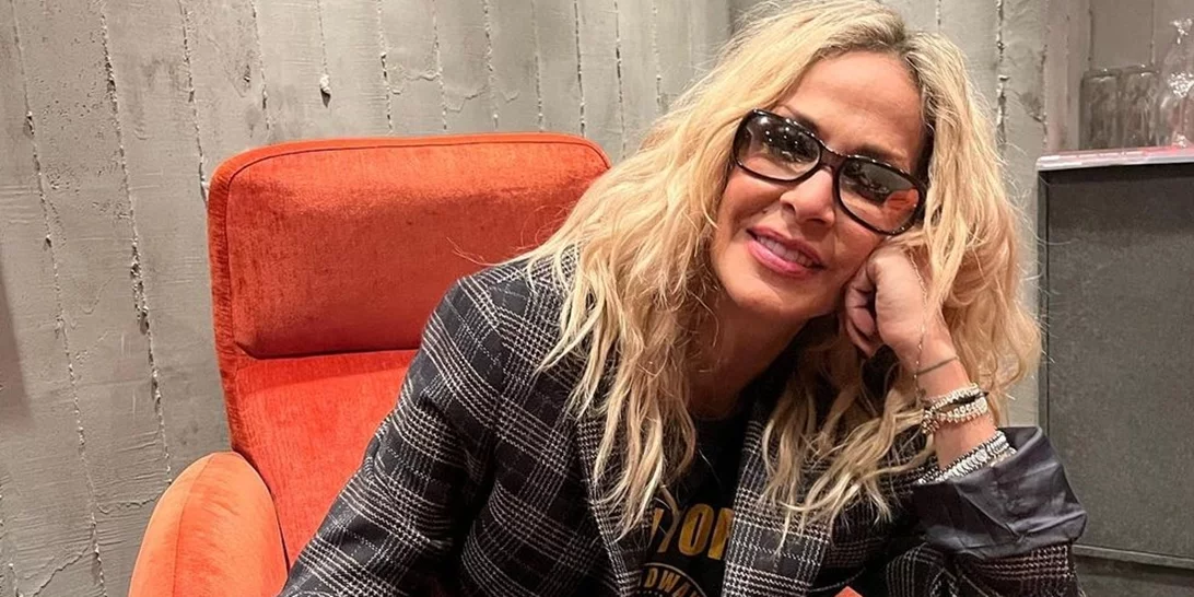 Άννα Βίσση | Ποζάρει αγκαλιά με τον Νίκο Καρβέλα και την κόρη τους, Σοφία, σε μία σπάνια φωτογραφία