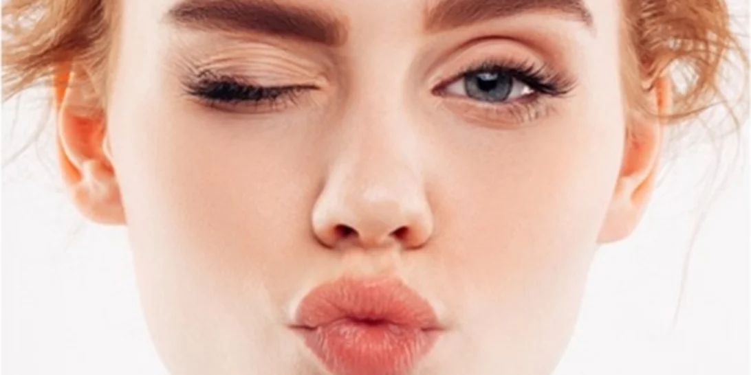 Αυτό είναι το καλύτερο lip oil για juicy αποτέλεσμα στα χείλη