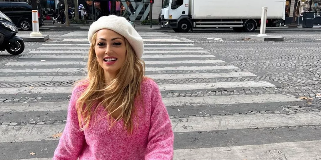 Η Ελένη Βουλγαράκη κατάφερε να συνδυάσει τη φόρμα της με ψηλοτάκουνες, μυτερές γόβες