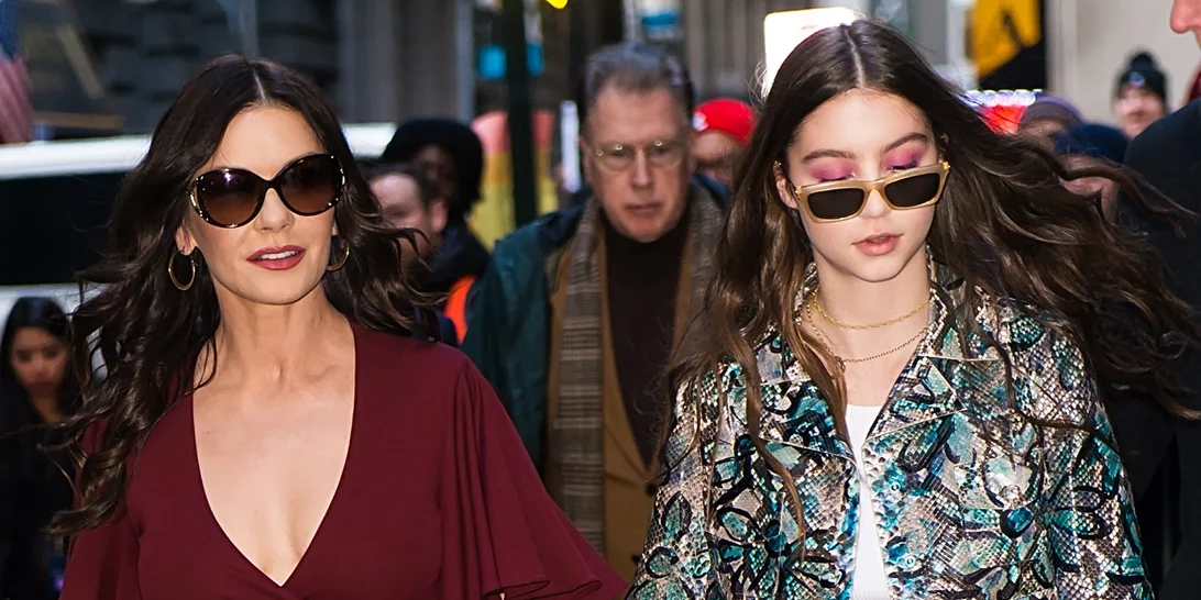 Η Catherine Zeta-Jones ποζάρει με την κόρη της και μοιάζουν σαν δυο σταγόνες νερό