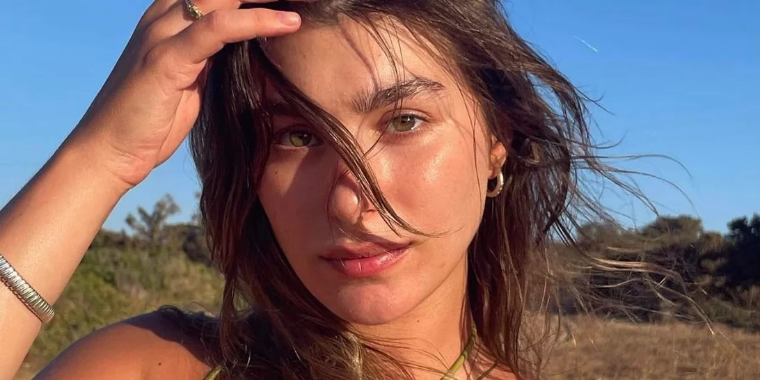 Η Χρύσα Μιχαλοπούλου φωτογραφίζεται άβαφη και ευτυχισμένη σε μία άκρως καλοκαιριινή της στιγμή