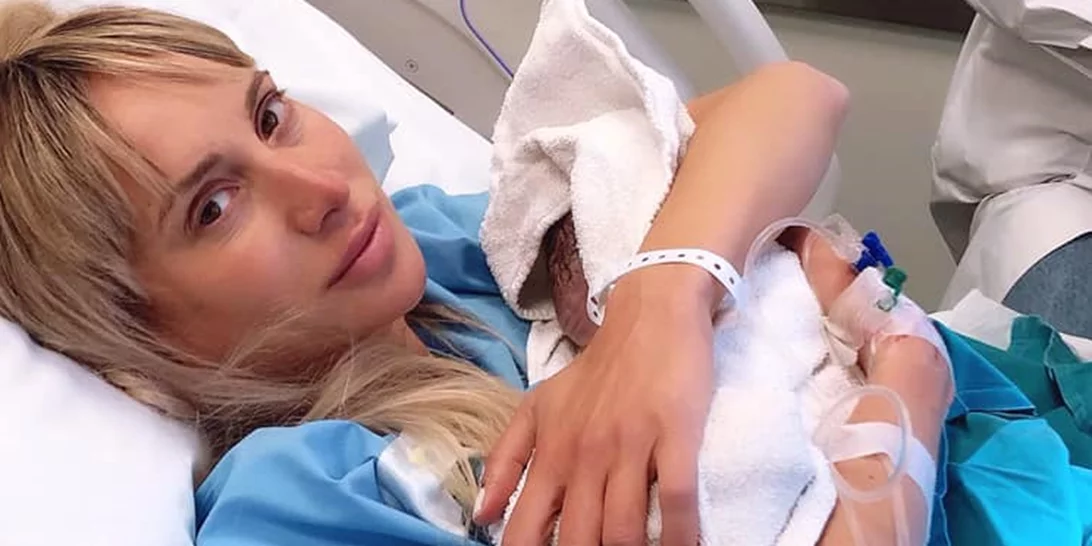 Μαρία Ματσούκα | Ποζάρει με κοντό μίνι σε προχωρημένη εγκυμοσύνη