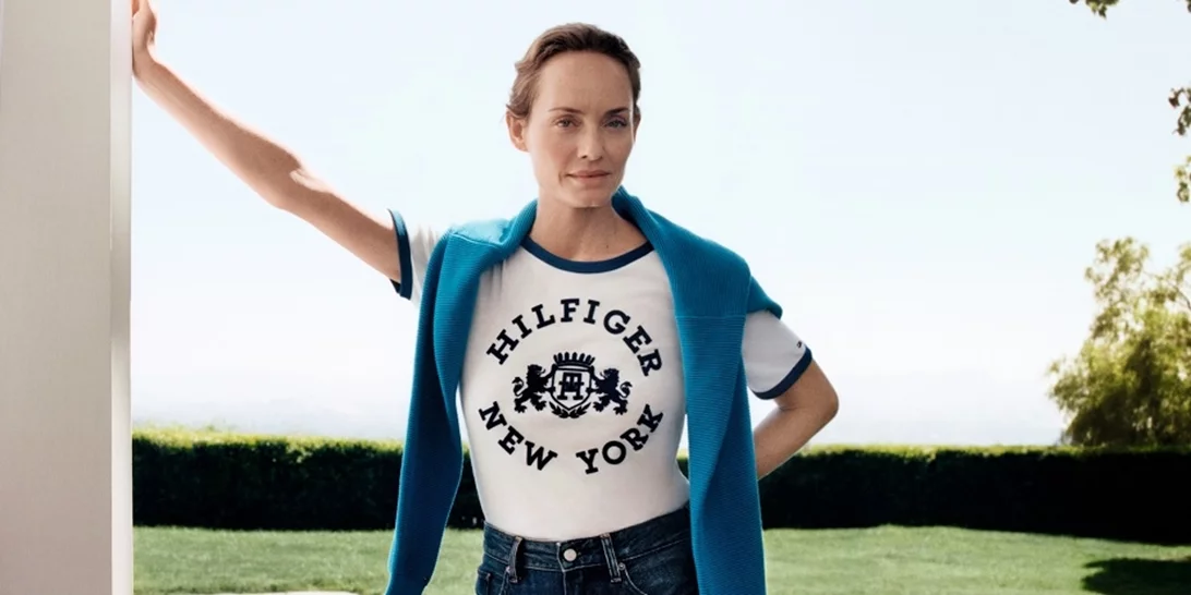 Η Amber Valletta πρωταγωνιστεί στη νέα καμπάνια της Tommy Hilfiger μαζί με την οικογένεια της