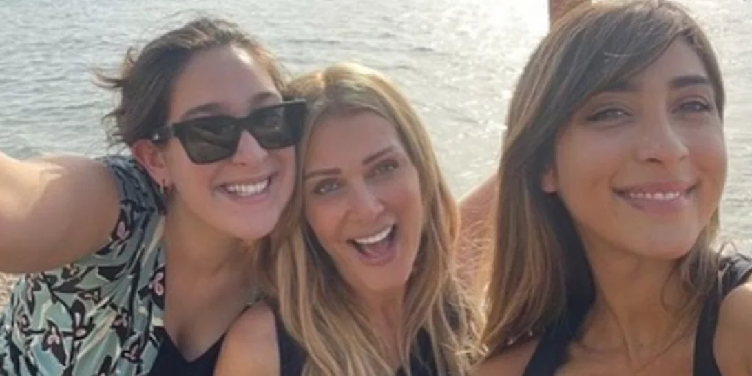 Η Ανδριάνα Φουστάνου μόλις πήρε το πτυχίο της | Το γλυκό στιγμιότυπο με τις ετεροθαλείς αδερφές της