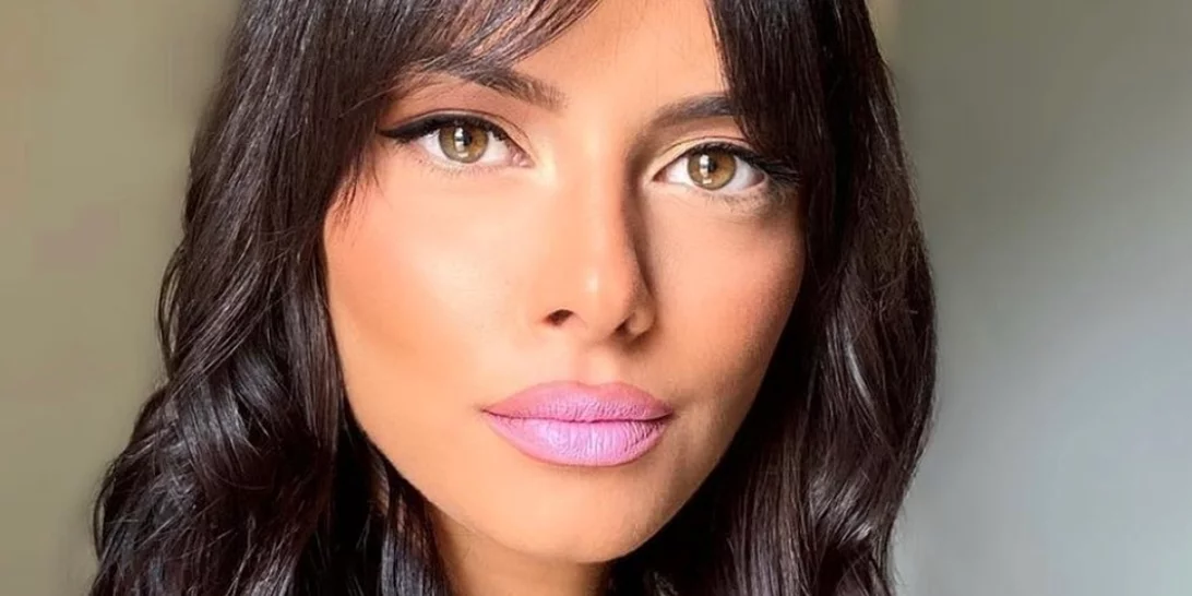 Άννα Μπεζάν | Ποζάρει σε ολόσωμο καθρέφτη και μας δείχνει πώς είναι το σώμα της 3 μήνες μετά τη γέννα