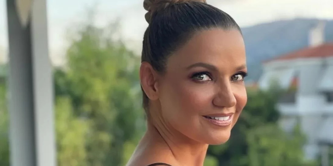 Παναγιώτα Βλαντή | Η κομψή εμφάνιση στο Ηρώδειο με slip dress και χαλαρές μπούκλες