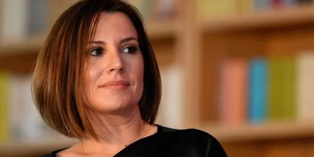 Η Νίκη Λυμπεράκη είπε "ναι" στις αφέλειες | Το νέο, άκρως κολακευτικό κούρεμα που την κάνει να μοιάζει πολλά χρόνια νεότερη