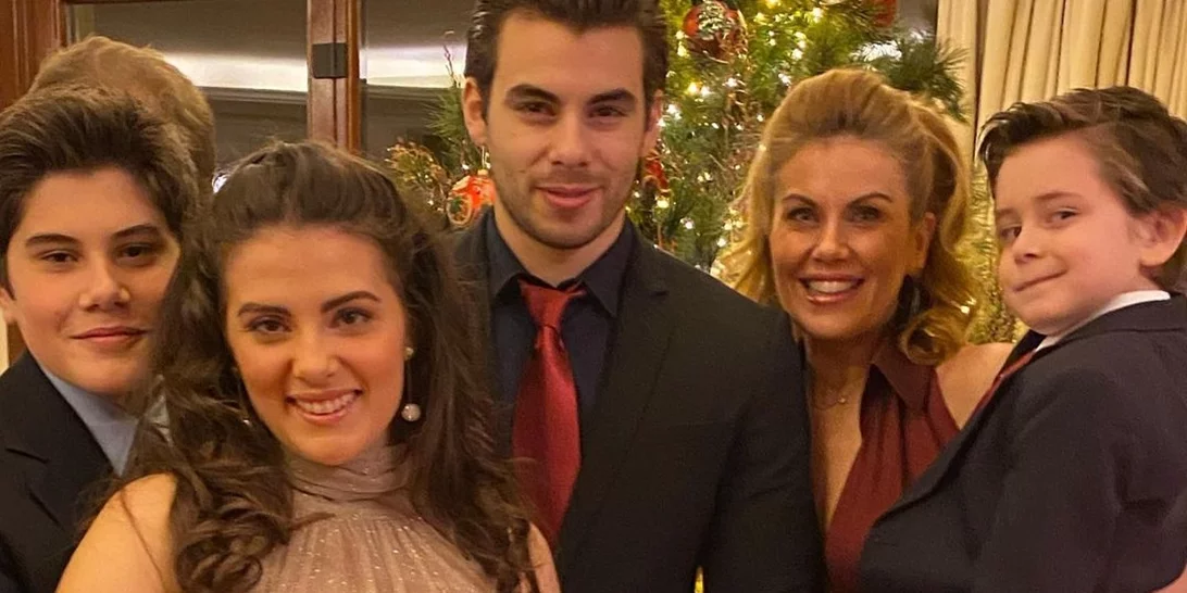 Αλέξανδρος Μανωλίδης | Ο γοητευτικός γιος της Ευγενίας Μανωλίδου ασχολείται με τη σκηνοθεσία