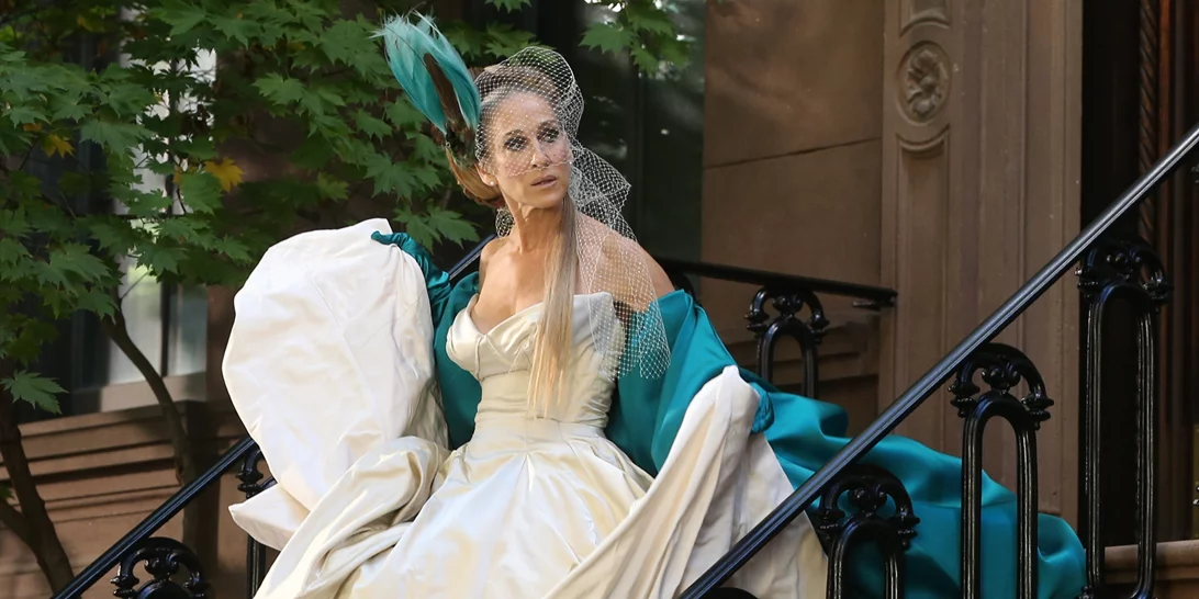 And Just Like That | Η Sarah Jessica Parker ξαναφόρεσε το iconic Vivienne Westwood νυφικό
