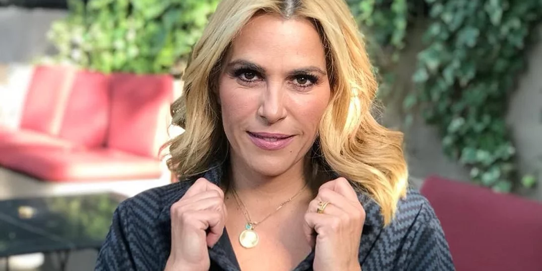 Η Τζένη Μπότση με μανικιούρ στην all-time classic απόχρωση για το καλοκαίρι